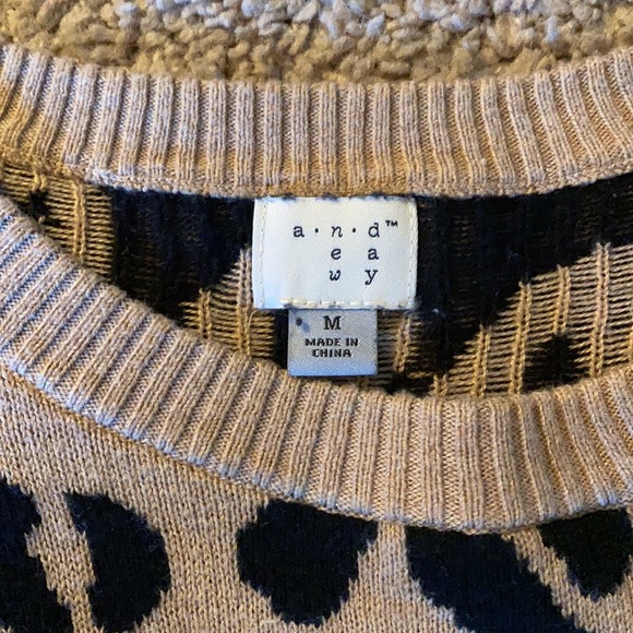 Medium cheetah print sweater - Picture 2 of 2